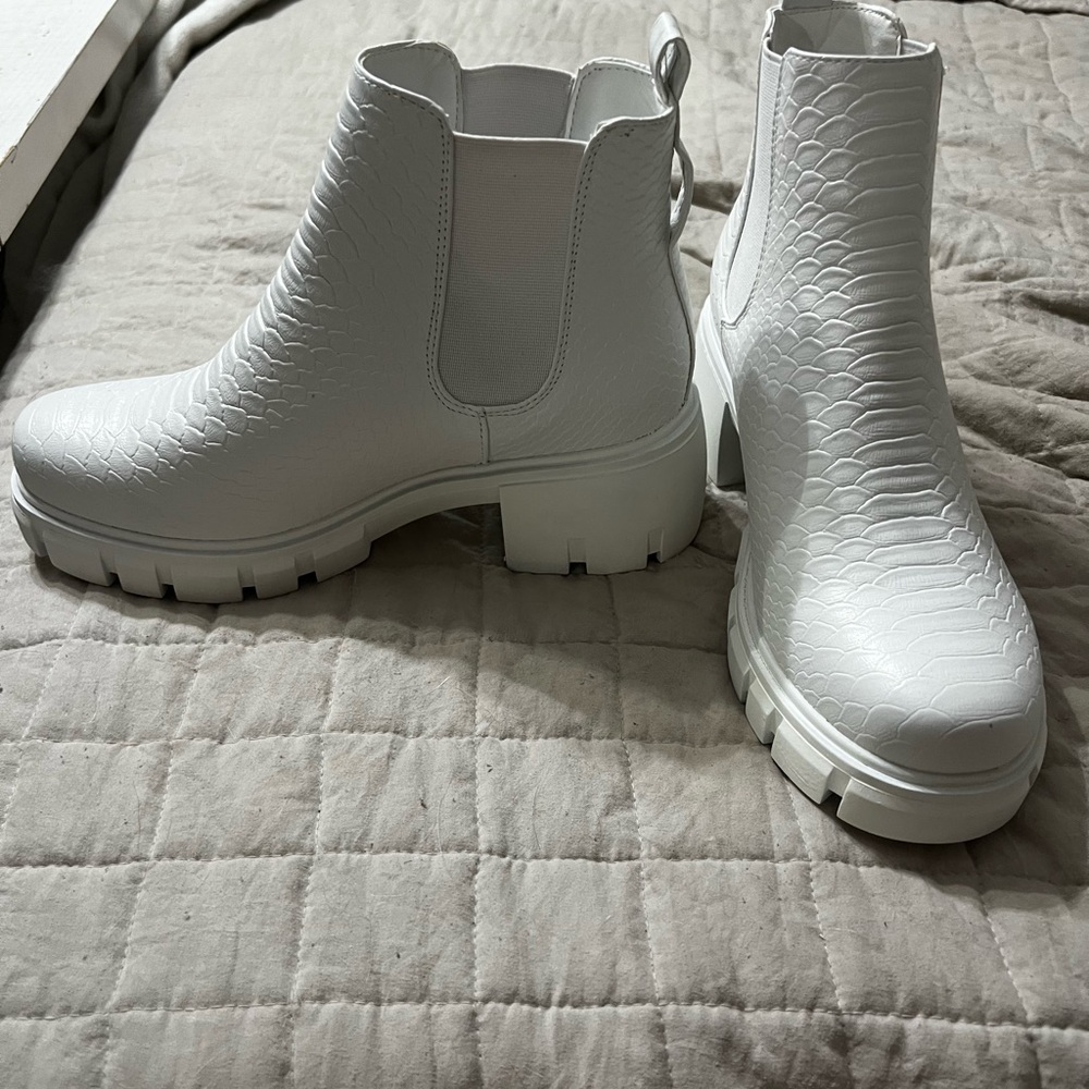 Pierre Dumas White Textured Boots